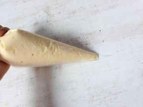 裱花袋剪一个小口，直径1cm左右。