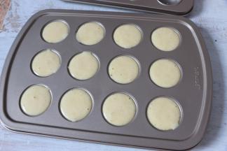 将面糊挤入模具中。