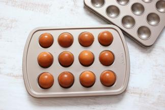 烤好的蛋糕取出晾凉。