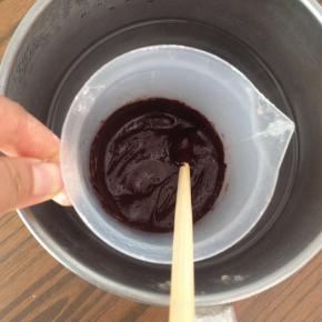 巧克力隔热水融化，如果太稠的话，可以加少许淡奶油稀释。