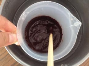 巧克力隔热水融化，如果太稠的话，可以加少许淡奶油稀释。