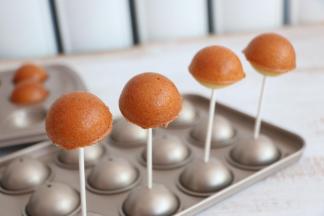 将冷却的蛋糕插入木棍。