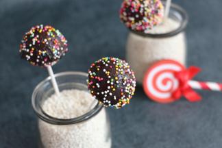 裹上一层巧克力，再撒适量糖珠装饰。