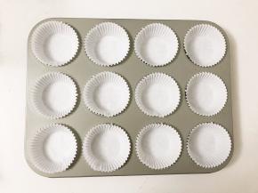 准备工作1：把12个纸模放在容器里。