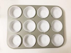 准备工作1：把12个纸模放在容器里。