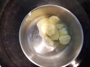 准备工作2:锅里倒热水，把称黄油的小锅放在热水里，需要黄油融化哦。
夏天融化了就可以直接拿出来备用，冬天可以一直放着，但黄油不能过热哦，以免搅拌面糊会消泡哦