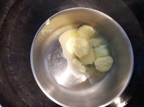 准备工作2:锅里倒热水，把称黄油的小锅放在热水里，需要黄油融化哦。
夏天融化了就可以直接拿出来备用，冬天可以一直放着，但黄油不能过热哦，以免搅拌面糊会消泡哦