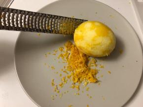 把两个柠檬皮削下来，注意不能削过了哦，不然影响口感哦。