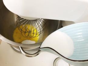 先高速，再低速。这样蛋糊更细腻哦，糖分两次放进去哦