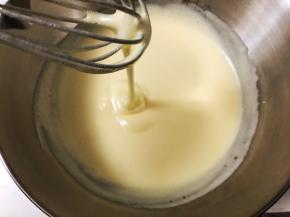 打到提起打蛋头，蛋液低落五秒不消失