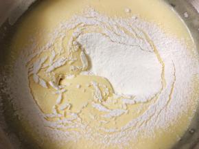 面粉一定要过筛倒进来哦
我用的是手持打蛋器搅拌的，千万不要画圈圈哦，手法和翻拌的手法一样。