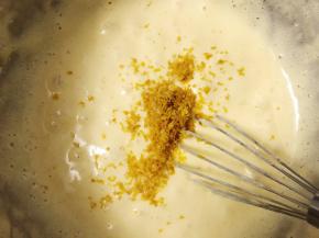 搅拌均匀，把柠檬皮屑放进去。搅拌均匀