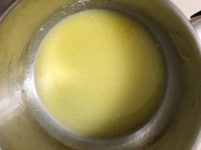 柠檬汁倒在黄油里面，搅拌均匀。