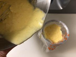 找一个一次性裱花袋
套在比较高的容器上。
蛋糊倒进去