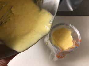找一个一次性裱花袋
套在比较高的容器上。
蛋糊倒进去