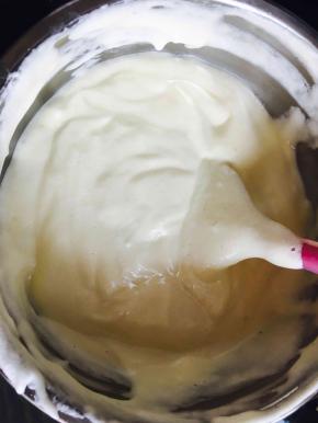 再将蛋黄糊倒回蛋白中，搅拌均匀，不要画圈！翻拌