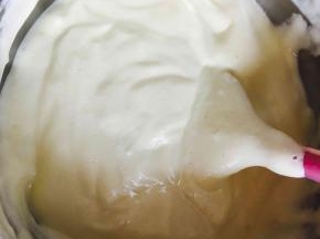 再将蛋黄糊倒回蛋白中，搅拌均匀，不要画圈！翻拌