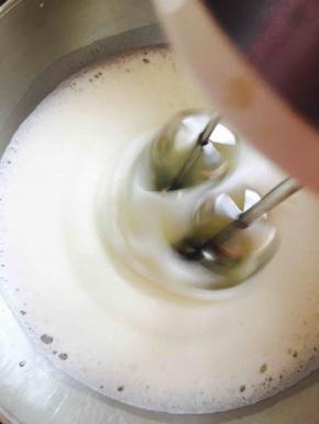 第二次，蛋白粘稠出现纹路时