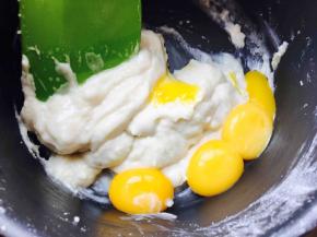 加入蛋黄，搅拌均匀后，加入香草精。
