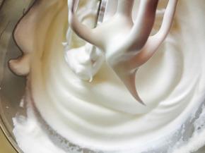 第三次糖，在蛋白明显变成乳白色时加，将蛋白打至提起酱紫