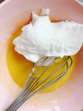 取一部分蛋白，加入蛋黄糊中，搅拌均匀