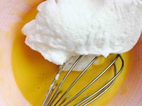 取一部分蛋白，加入蛋黄糊中，搅拌均匀