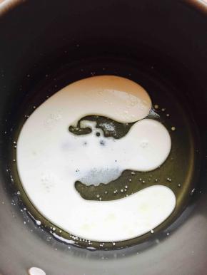 牛奶，玉米油，蛋黄用糖放置到一起，搅拌