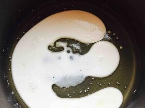 牛奶，玉米油，蛋黄用糖放置到一起，搅拌