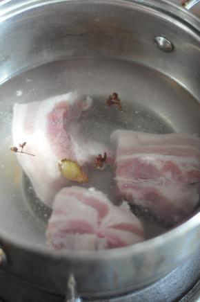 五花肉冷水下锅，放入姜和花椒，煮至水开捞出。