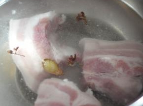 五花肉冷水下锅，放入姜和花椒，煮至水开捞出。