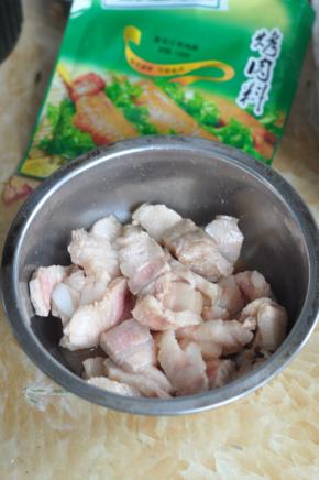 倒入蜜汁烤肉料腌制片刻。