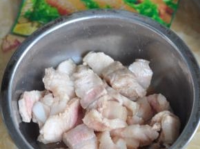 倒入蜜汁烤肉料腌制片刻。