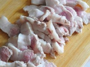 五花肉晾凉后切片。
