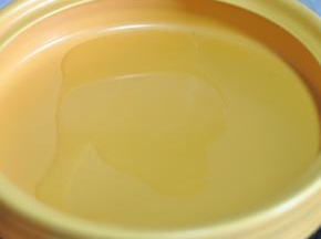 取塔吉锅，锅里倒入一层油。