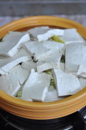 再摆上豆腐。