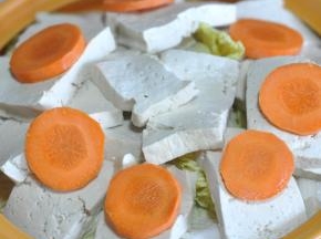 放入切片的胡萝卜。