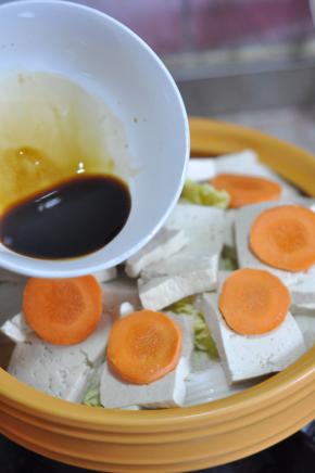 生抽、蚝油混合，均匀的淋在菜上。