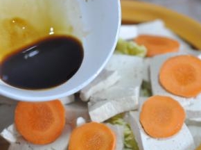 生抽、蚝油混合，均匀的淋在菜上。