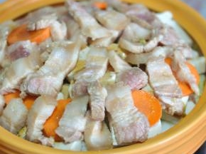 最后将腌好的五花肉摆在最上面，开小火加热，直到锅底沸腾。