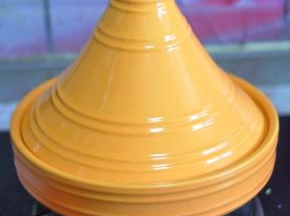 锅开后，盖上塔吉锅的上盖，用小火加热8分钟，关火焖10分钟。