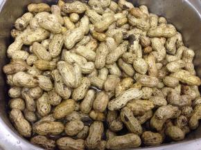 花生泡在水里洗~