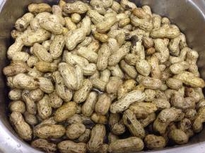 花生泡在水里洗~