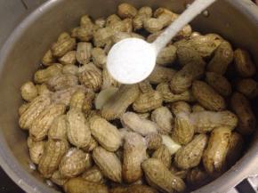 把清洗好的花生倒入锅里，加入大蒜入盐~