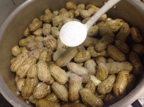 把清洗好的花生倒入锅里，加入大蒜入盐~