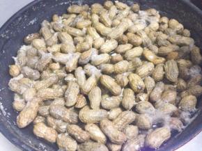 大火烧开转中火煮到花生熟~