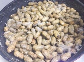 大火烧开转中火煮到花生熟~