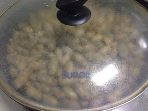 煮熟的花生盖着焖1-2小时（水不能煮干带着水一起）