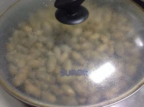 煮熟的花生盖着焖1-2小时（水不能煮干带着水一起）