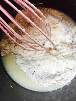 筛入低粉和玉米淀粉，搅拌均匀，不要过分搅拌，z字搅拌，同时转动搅拌容器