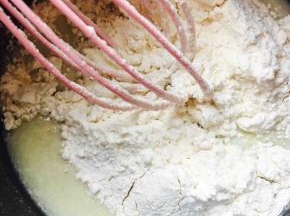 筛入低粉和玉米淀粉，搅拌均匀，不要过分搅拌，z字搅拌，同时转动搅拌容器